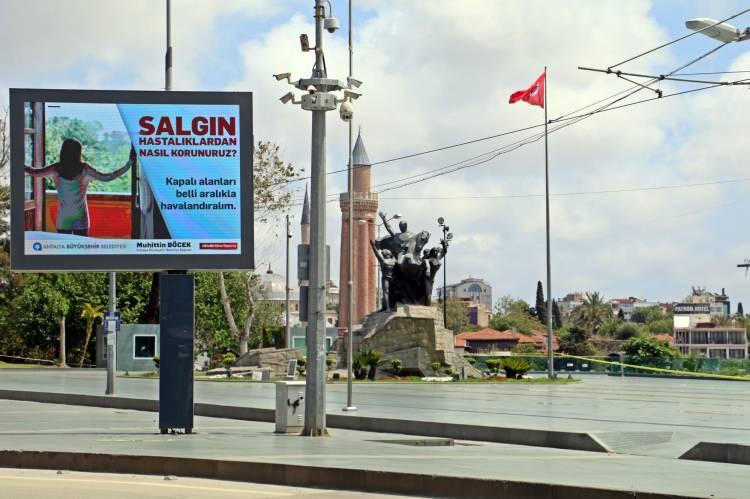 <p>Polis ekipleri, kısıtlamayla birlikte kente giriş çıkışlar kadar önemli kavşaklarda ve ana arterlerde görev aldı. Kavşaklarda yaya ve sürücüleri durduran ekipler, kimlik kontrolü ile izin belgesi kontrolü gerçekleştiriyor.</p>