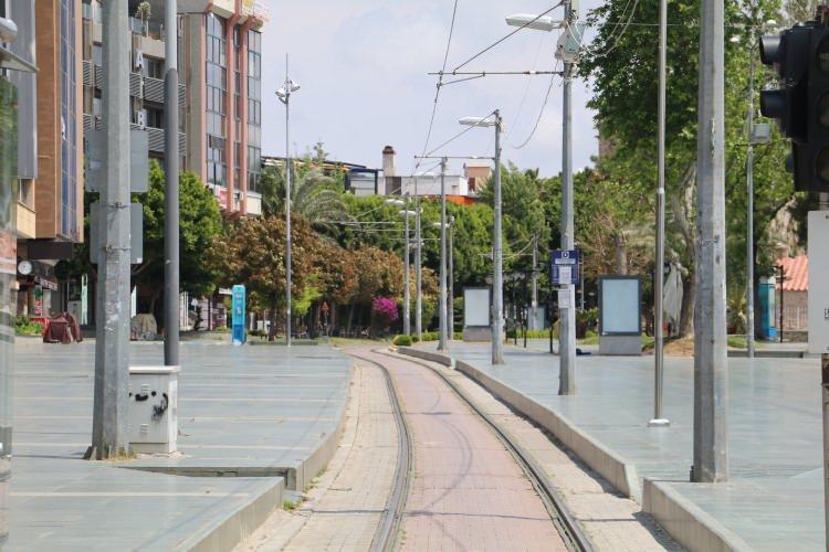<p>Kentin araç trafiği bakımından işlek caddelerinden Mevlana Caddesi ile yaya trafiğinin yoğun olduğu Cumhuriyet Meydanı’nda kısıtlama dışında kalanlar hariç vatandaşların olmadığı gözlendi.</p>
