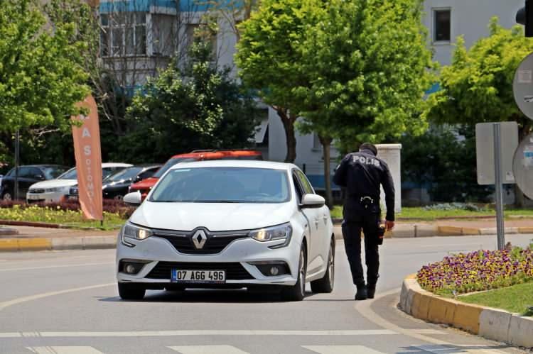 <p>Korona virüsünden önce yine araç trafiğinin yoğun olarak yaşandığı Antalyaspor Kavşağı’nda da polis ekipleri kontrol noktalarında görev aldı. Araçları tek tek duran ekipler, nadir geçen sürücülerin kısıtlamadan muaf olup olmadıklarını kontrol etti.</p>