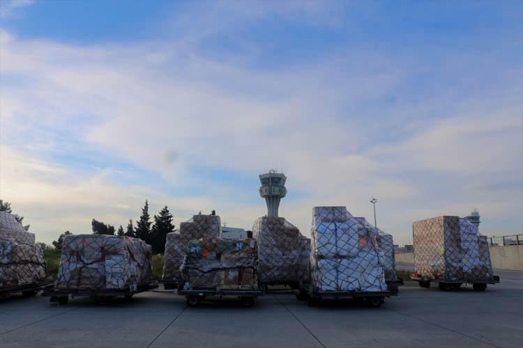 <p>Türkiye'nin Filistin'e göndereceği aralarında 40 bin tanı kiti, 100 bin N95 maske, 40 bin tulum, 100 bin eldiven, 20 bin koruyucu gözlük, 2 bin litre dezenfektan, 20 bin nazal oksijen kanülü, 2 bin oksijen maskesi ve 4 PCR cihazının da bulunduğu 15 tonluk tıbbi malzeme yola çıktı.</p>