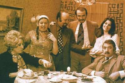 <p><strong>Türkiye'nin ilk yerli dizisi, 1974 yılında TRT'de yayınlanmaya başlayan ve tam 30 sene sürerek kırılması zor bir rekora imza atan Kaynanalar dizisidir. Nuri  Kantar ve ailesinin hikayesini anlatan dizi,  1974 yılından 1996'nın sonuna kadar  TRT'de, 1997'den 2004'e kadar ise Kanal D'de yayınlandı. Peki Kaynanalar dizisinin konusu nedir? Kaynanalar dizisini ne kadar tanıyorsunuz? İşte Kaynanalar dizisi hakkında tüm merak edilenler!</strong></p>
