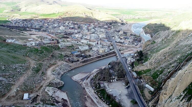 <p>KASRİK BOĞAZI </p>
<p>4 Mart'ta Resmi Gazete'de yayımlanan Cumhurbaşkanı kararlarına göre kesin korunacak hassas alan olarak tescil ve ilan edilen Şırnak'taki Kasrik Boğazı, kartpostallık görüntüsüyle keşfedilmeyi bekliyor. Doğal sit alanında ikisi kritik tür olmak üzere 18 bitki ve tehlike kategorilerine göre dördü, yayılım durumlarına göre biri kritik tür olmak üzere 141 hayvan çeşidinin belirlendiği Kasrik Boğazı, doğal güzelliğiyle ziyaretçilerini büyülüyor.</p>