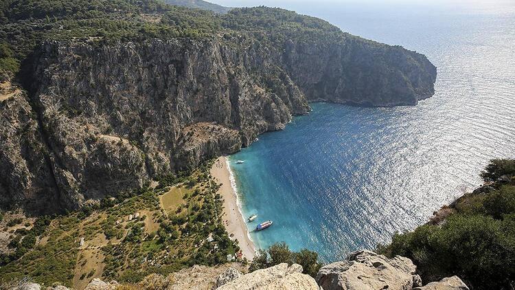 <p>KELEBEKLER VADİSİ </p>
<p>Muğla'da Fethiye ilçesinde yer alan Kelebekler Vadisi, Türkiye'nin bakir doğal güzellikleri arasında yer alıyor. 350 metreye ulaşan sarp kayalık duvarlarla çevrili olan Vadi, ismini, barındırdığı 80′den fazla kelebek türünden alıyor.</p>