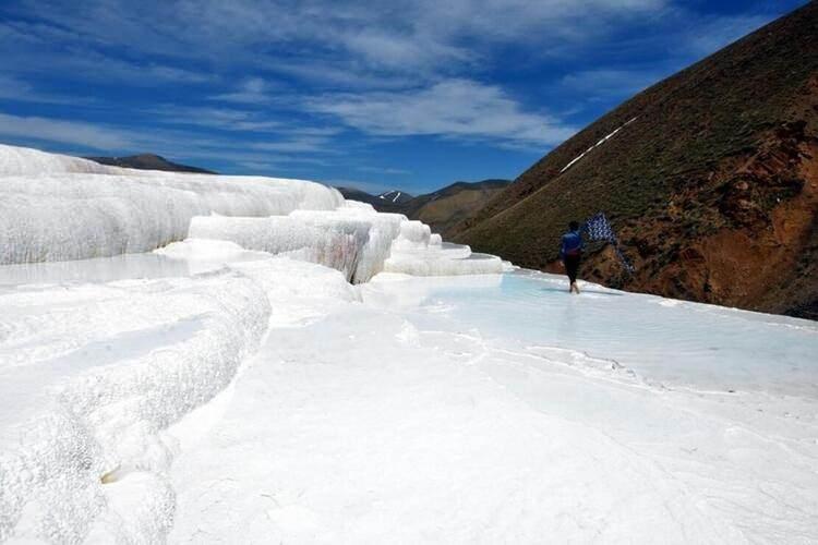 <p>DEREİÇİ TRAVERTENLERİ </p>
<p>Başkale'ye 35 kilometre uzaklıkta Dereiçi Mahallesi'ndeki travertenler, 2 bin 400 rakımda bulunuyor. Oluşumu devam eden ve güney kısımlarında su sıcaklığı 30-35 derece arasında olan travertenler, Van'ın önemli doğal mirasları arasında yer alıyor. Travertenler, doğa harikası görüntüsüyle özellikle ilkbahar ve yaz döneminde yüzlerce ziyaretçinin yanı sıra fotoğraf tutkunlarının da ilgisini çekiyor.</p>
