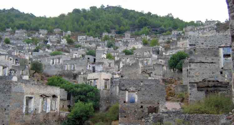 <p>FETHİYE KAYAKÖY VE GEMİLER KOYU ÇEVRESİ </p>
<p>Kesin korunacak hassas alan ilan edilen Muğla'nın Fethiye ilçesi sınırları içerisindeki Kayaköy ve Gemiler Koyu Çevresi Doğal Sit Alanında 192 bitki türü tespit edildi. Bunlardan 10'u, endemizm dereceleri bakımından kritik tür olarak belirlendi. Yine doğal sit alanında 24'ü kritik olmak üzere 253 hayvan türü de tespit edildi.</p>