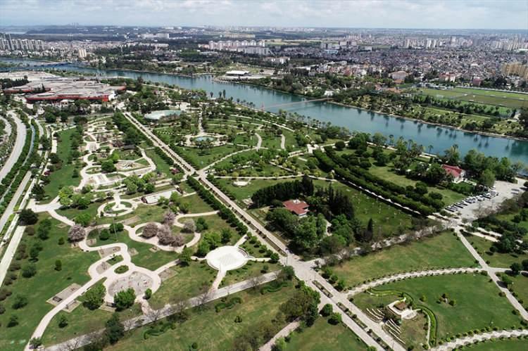 <p>Seyhan ilçesindeki Merkez Park / Adana</p>