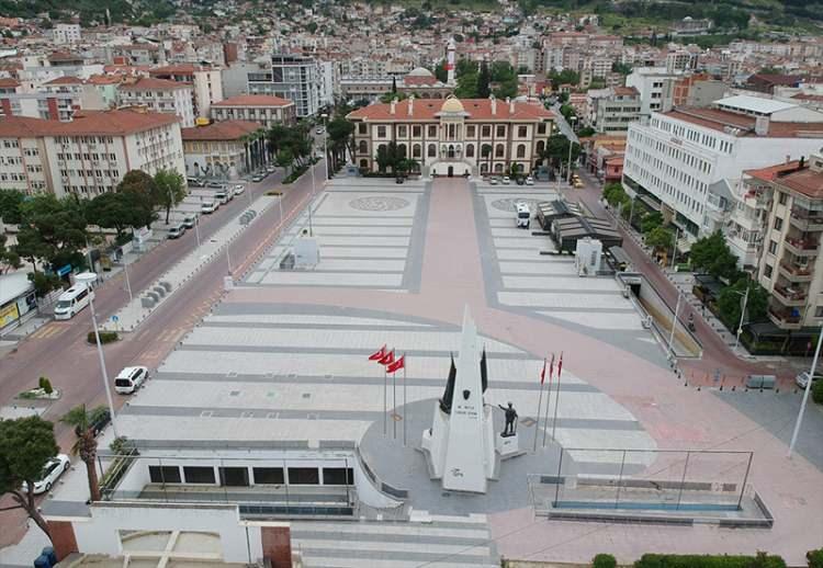 <p>Cumhuriyet Meydanı / Manisa</p>