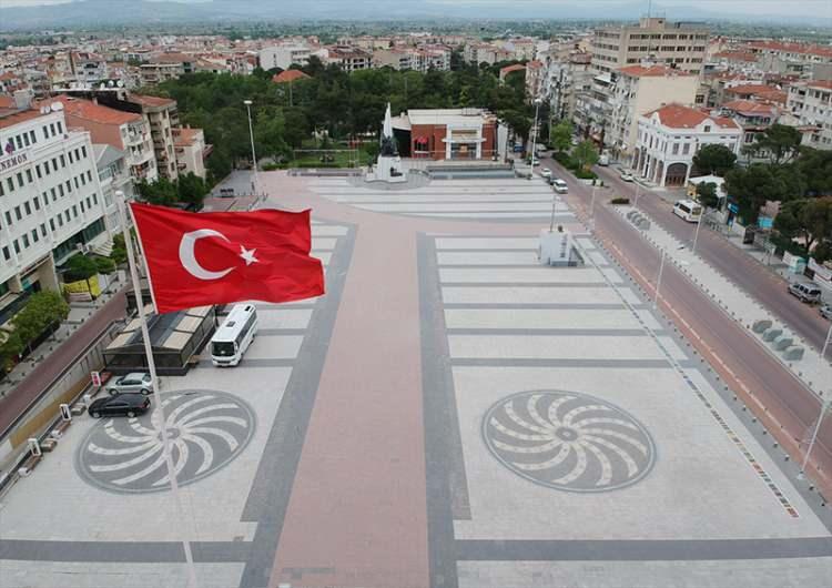 <p>Cumhuriyet Meydanı / Manisa</p>