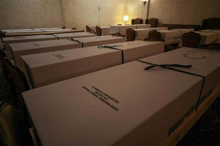 <p>ABD'nin New York eyaletinde yeni tip koronavirüs (Kovid-19) nedeniyle hayatını kaybedenlerin sayısı 23,384 ve vaka sayısı ise 299,691 olarak rapor edilmesinden sonra cenaze işlemlerinin yürütüldüğü merkezlerde aşırı yoğunluk yaşandı.</p>