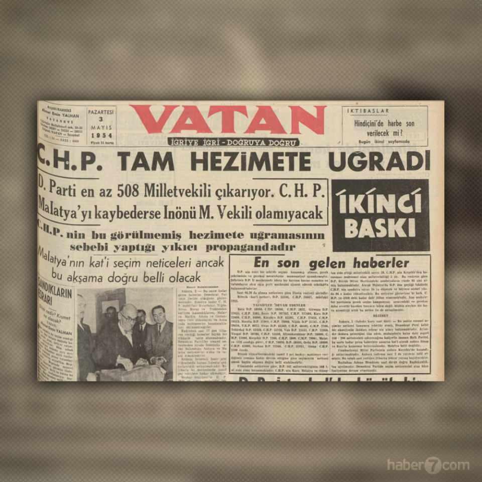 <p>28- 2 Mayıs 1954 seçimlerinin haberi Vatan gazetesinin manşetinde: CHP tam hezimete uğradı.</p>
