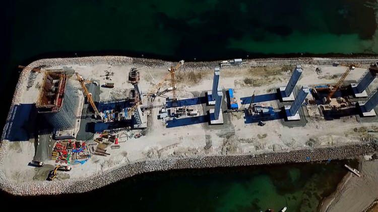 <p>Bu kez de yapılan son çalışmalar ile tarihi köprünün her iki yakada bulunan deniz içindeki kesonları üzerine 28. blokları yerleştirildi ve köprünün ayak uzunluğu 270 metreye ulaştı. 318 metreye kadar ulaşacak olan köprü ayaklarının tamamlanmasına 48 metre kaldı.</p>