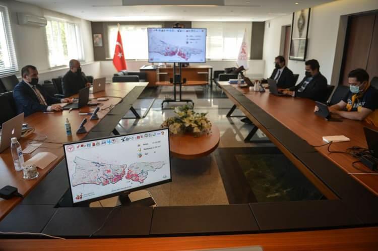 <p>"AYNI ANDA ÜÇ FARKLI EKİBE GÖREV ATAYABİLİYORUZ"</p>
<p>Salgının birinci basamaktaki yönetiminden sorumlu olan İl Sağlık Müdürlüğü Halk Sağlığı Hizmetleri Başkanı Dr. Abdullah Emre Güner ise şunları söyledi:</p>