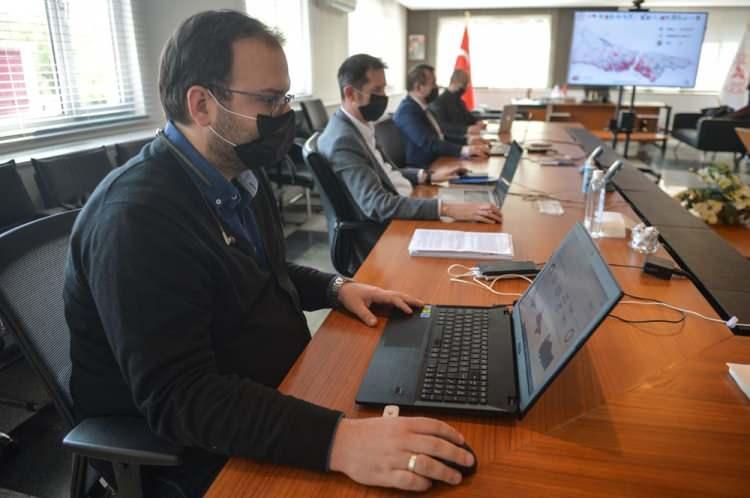 <p>“Ana amacımız aslında insanların hasta olmadan bu süreci atlatması. Filyasyon ekipleri burada hayati önem taşıyor. İstanbul bu konuda tecrübeli bir ekibe sahipti zaten. Daha önce de polio veya kızamık salgınlarından tecrübemiz vardı. Ancak Kovid çok hızla yayılan bir hastalık bu nedenle ekip sayımızı beş katına kadar çıkardık. Sağlık Bakanlığı Bilgi Sistemleri Genel Müdürlüğümüz ile birlikte hızlıca bir yazılım geliştirdik. Bu sayede örneğin Bakırköy'de hastanede tespit edilmiş bir kişinin, Beşiktaş'ta oturduğunu ve Kadıköy'de çalıştığını hayal edin. Biz bu sistem sayesinde şu anda Bakırköy, Beşiktaş ve Kadıköy’de aynı anda üç farklı ekibe bu görevleri atayabiliyoruz. Koordinasyonu online sistemden takip edebiliyoruz. Bunun dünyada başka bir örneği yok.”</p>