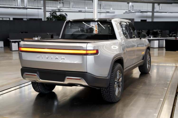 <p>105 kWh, 135 kWh ve 180 kWh olmak üzere üç farklı batarya paketiyle satın alınabilecek olan pickup, bataryasına göre 370 kilometre ile 645 kilometre aralığında bir menzil vadediyor.</p>
<p> </p>