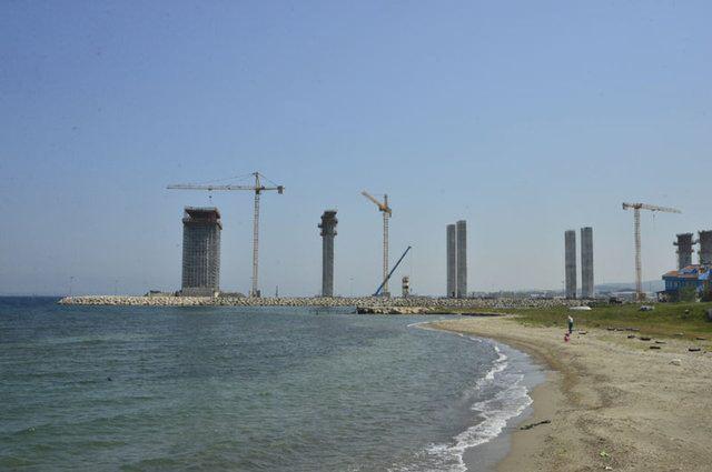 <p>Her iki yakada 333'er metrelik iki ayağı oluşturacak toplam 4 kulede 32'şer bloktan 27'sinin yerleştirilmesiyle 259 metre yüksekliğe ulaşıldı. Böylece kulelerin yüzde 78'lik bölümü tamamlandı.</p>
<p> </p>