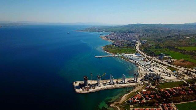 <p>Hizmete açıldığında uluslararası bir koridorun da tamamlayıcısı olacak 1915 Çanakkale Köprüsü, Avrupa'dan gelip Türkiye'nin dört bir yanına gidecek sürücü ve yolcular tarafından da yoğun olarak kullanılacak.</p>
<p> </p>