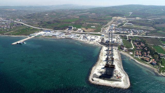 <p>Köprünün kule bağlantıları ve unsurları, Türk bayrağının renkleri olan kırmızı ve beyaza boyanacak. Her iki yakada 333'er metre yüksekliğindeki kulelerin üst kısmı da Seyit Onbaşı'nın Çanakkale Savaşları'nda namluya sürdüğü top mermisini temsil edecek şekilde yapılacak.</p>
<p> </p>