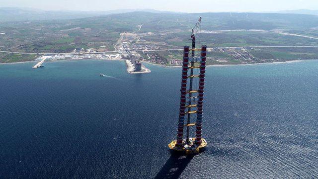 <p>Orta açıklığı 2023 metre, 770'er metre yan açıklıklar, 365 ve 680 metrelik yaklaşım viyadükleriyle, Çanakkale Boğazı'nın ilk asma köprüsünün toplam uzunluğunun 4 bin 608 metre olması planlanıyor. "2x3" şeritle hizmet verecek köprünün tabliyesi 45,06 metre genişlikte ve 3,5 metre yükseklikte olacak. Tabliyenin her iki tarafında bakım onarım amacıyla kullanılacak yürüme yolları bulunacak.</p>
<p> </p>