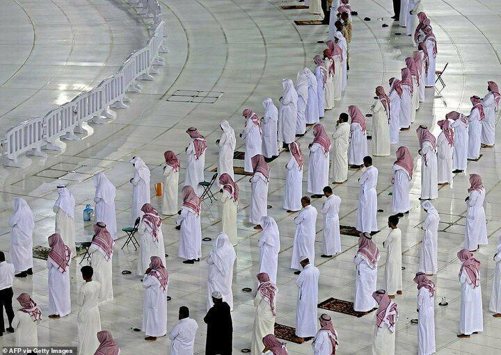 <p>Daha önce de Mescid-i Haram ile Mescid-i Nebevi'de kılınan ilk teravih namazına, salgınla mücadele kapsamında alınan tedbirler sebebiyle Harameyn işlerinde görev alan memurlar, dezenfekte çalışmalarını gerçekleştiren kişiler ve diğer görevliler katılmıştı.</p>

<p> </p>
