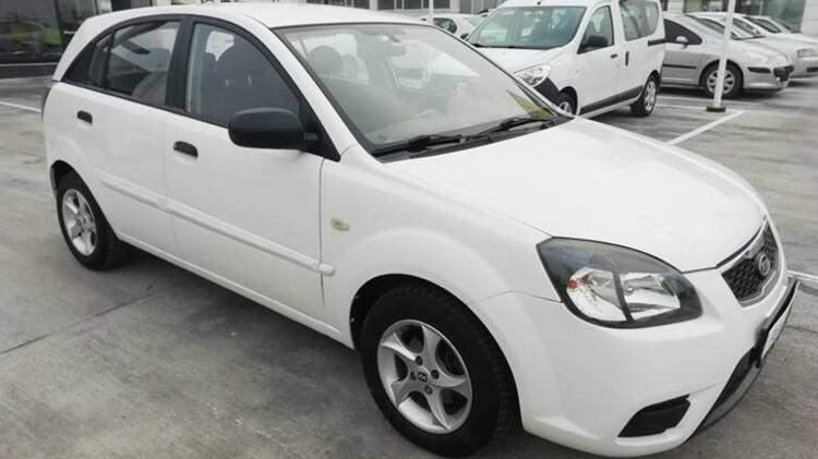 <p><span style="color:#FF8C00"><strong>Kia Rio </strong></span></p>

<p>49.250 TL’ye 2011 Kia Rio marka otomobili bulabilirsiniz. Ancak kilometrenin düşmesiyle fiyatı da artabilir.</p>

<ul>
</ul>
