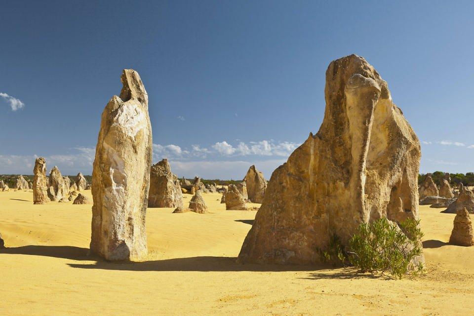 <p>Pinnacles Çölü, beyaz kumlarından yükselen binlerce kireçtaşı oluşumuyla etkileyici bir atmosfere sahip.</p>