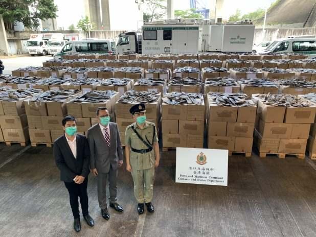 <p>Çini'n Hong Kong Özel İdari Bölgesi’ne Ekvador’dan gönderilen 2 konteynerde 26 ton kurutulmuş köpek balığı yüzgeci ele geçirildi. Yüzgeçlerin katledilen 38 bin 500 köpek balığından toplandığı tahmin ediliyor. </p>
