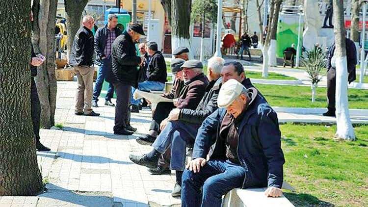 <p><strong>YAŞLILAR 'NEFES' ALACAK</strong></p>
<p>Koronavirüs tedbirleri kapsamında yaklaşık 1.5 aydır evde olan 65 yaş üstüne “nefes” izni geldi. Türkiye genelinde 65 yaş üstü kişiler 10 Mayıs Pazar günü 11.00 ile 15.00 saatleri arasında dışarı çıkabilecek. Ancak yaşlılar gerekli önlemlerini alarak ve maskelerini takarak dışarı çıkabilecek. Sokağa çıkmaları izne bağlanan 65 yaş üstü kişiler, bulundukları mahalle, sokak veya semtte yürüyüş yapabilecek, güneşten faydalanabilecek. Sokağa çıkma yasağı uygulanacak 31 ilde de aynı uygulamaya tabi olacaklar.</p>