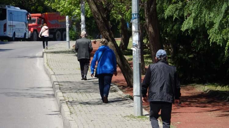 <p>65 yaş ve üzeri vatandaşların sokağa çıkma kısıtlamasında esneklik tanıyan uygulama saat 11.00 itibarıyla başladı. 65 yaş üstü vatandaşlar araç kullanmadan, evlerine yakın olan yürüme mesafesinde vakit geçirebilecek.</p>
