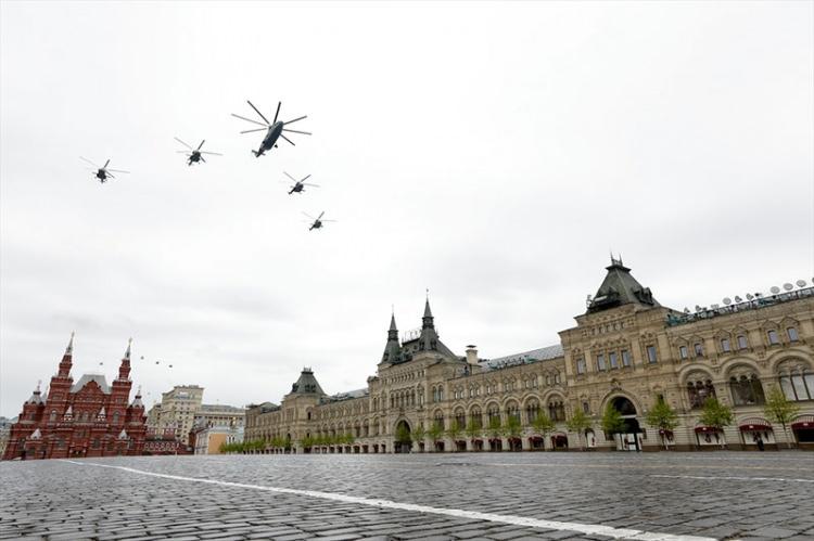<p>Kutlamalar kapsamında askeri uçaklar ve helikopterler tarihi Kızıl Meydan üzerinden geçit yaptı. Mil Mi-28N attack helikopteri de geçide katıldı.</p>
