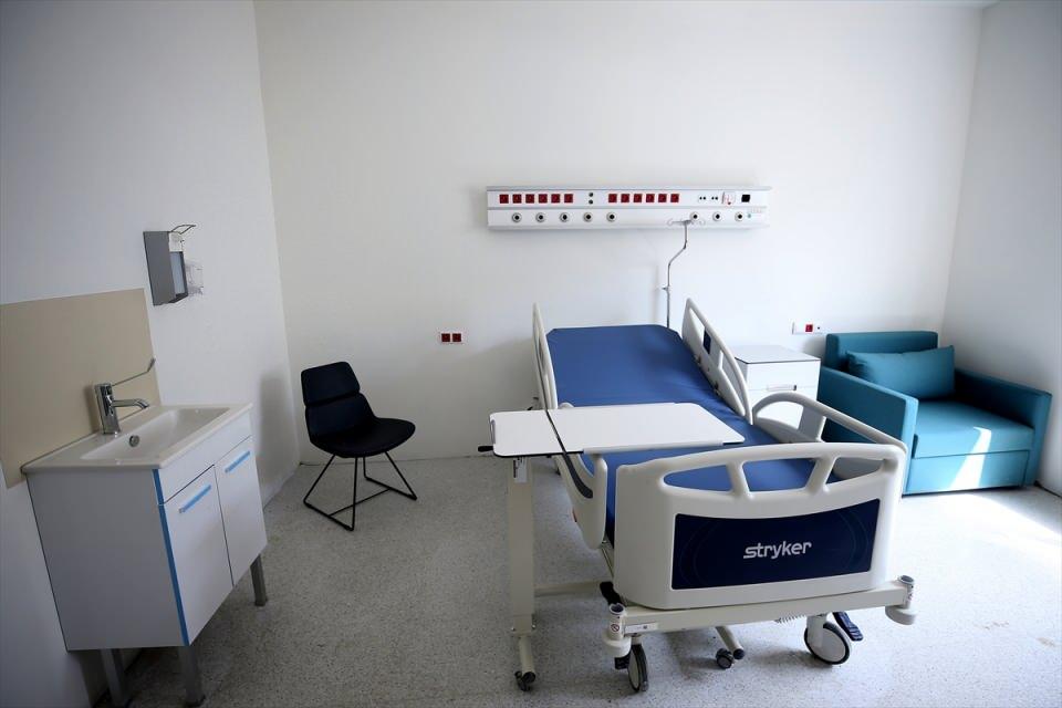 <p>Yaklaşık bir aydır süren çalışmalar sonunda inşaat kısmının büyük bir bölümünün tamamlandığı görülen hastanenin 24 Mayıs'ta tamamlanması bekleniyor.</p>