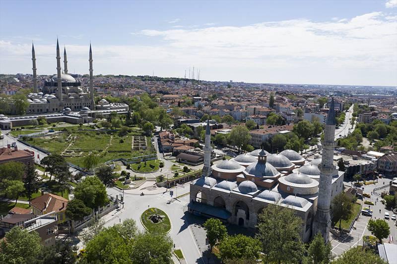 <p>Fotoğraf'ta Edirne'deki Eski Cami (Sağda) ve Selimiye Camisi (Solda) görülüyor.</p>