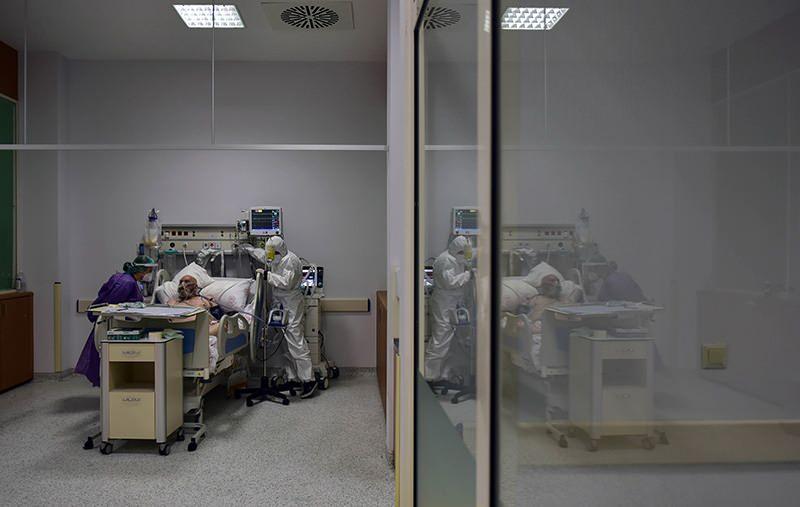 <p>Yoğun bakım servisinde solunum cihazına bağlı şekilde tedavi edilen bir işitme engelli hasta ile sağlık çalışanları kalem kağıt yardımıyla anlaşıyorlar.</p>
