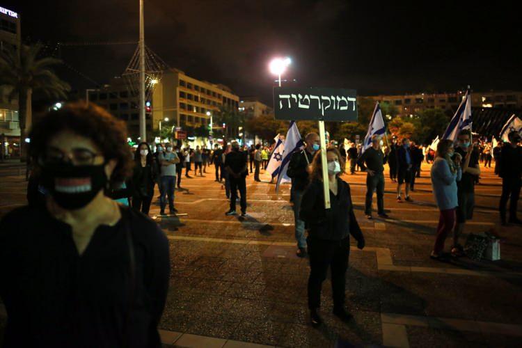 <p> "İsrail utanç duyuyor" sloganıyla düzenlenen gösteride Netanyahu-Gantz liderliğindeki koalisyon hükümeti protesto edildi.</p>
