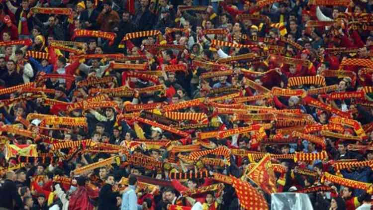 <p><strong>10 BİN GALATASARAYLI VARDI VE...</strong></p>

<p>Galatasaray'ın stadında milli maç vardı ve aracımı yanlış yere park etmiştim. Bir anda 10 bin Galatasaraylının yanında buldum kendimi. Herkesle sarmaş dolaş 45 dakika kaldım. Çıkamadım oradan. Sürekli birileri sarılıyor, fotoğraf çektiriyor. Ben ağır Fenerbahçe taraftarıyım ama herkesle aram iyidir. Fenerbahçe-Trabzonspor gerilimini bilirsiniz. Ancak ben son maçı Trabzonspor taraftarının içinde izledim. Hiçbir sorun olmadı. Bazen gerçekten anlayamıyorum. Futbol bizi kinlendirmemeli. Bu hale düşmemeliyiz.</p>
