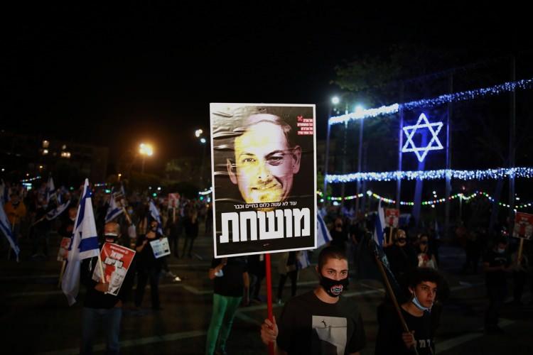 <p>İsrail'in Tel Aviv kentinde yüzlerce kişi, İsrail Başbakanı Binyamin Netanyahu ile Mavi-Beyaz İttifakı lideri Benny Gantz'ın kurduğu koalisyon hükümetini protesto etti.  </p>
