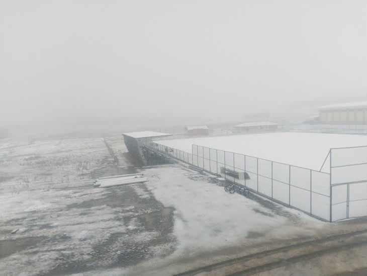 <p>Ardahan'da mayıs ayında etkili olan kar yağışı kenti beyaza bürüdü. Kent merkezinde gece boyunca yağan kar, sabah saatlerinde de etkisini sürdürdü.</p>
