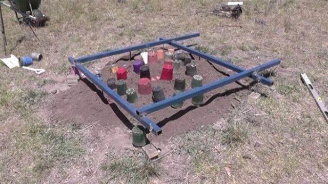 <p>Bir sürü delikten alüminyum döken sanatçılar, deliklere demir çubuklar yerleştirerek daha sonra çıkarmayı kolaylaştırıyor. </p>
