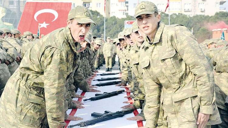 <p>YAŞLILAR 'NEFES' ALACAK<br />
<br />
Koronavirüs tedbirleri kapsamında yaklaşık 1.5 aydır evde olan 65 yaş üstüne “nefes” izni geldi. Türkiye genelinde 65 yaş üstü kişiler 10 Mayıs Pazar günü 11.00 ile 15.00 saatleri arasında dışarı çıkabilecek. Ancak yaşlılar gerekli önlemlerini alarak ve maskelerini takarak dışarı çıkabilecek. Sokağa çıkmaları izne bağlanan 65 yaş üstü kişiler, bulundukları mahalle, sokak veya semtte yürüyüş yapabilecek, güneşten faydalanabilecek. Sokağa çıkma yasağı uygulanacak 31 ilde de aynı uygulamaya tabi olacaklar.</p>
<p>Milli Savunma Bakanlığı, 18 Nisan’da koronavirüsle mücadele kapsamında Kasım 2019’da silah altına alınmış olanların terhis süresi ile nisan sonunda askere alınacakların celp tarihini bir ay ertelemişti. Önceki gün kabinede alınan karara göre kasım 2019’da askere alınmış olanların terhis işlemleri 31 Mayıs’ta başlayacak. Milli Savunma Bakanı Hulusi Akar, bu durumda 66 bin yükümlünün olduğunu açıklamıştı. Terhisi gelenler 24-26 Mayıs tarihleri arasındaki Ramazan Bayramı’nı kışlalarda geçirdikten sonra evlerine geri dönecekler. Terhislerin tamamlanması sonrası 5 Haziran’da da celp tarihleri gelmiş olanlar silah altına alınmaya başlayacak. Bakan Akar, celp tarihi ertelenen yükümlü sayısını da 53 bin olarak duyurmuştu. Bu durumda 31 Mayıs ile 5 Haziran arasındaki görev değişimi nedeniyle ülke genelinde yaklaşık 120 bin kişilik hareketlilik yaşanacak. Aile bireyleri ve diğer yakınlar dikkate alındığında bu hareketlilikten 500 bin kişinin etkilenmesi değerlendiriliyor. </p>