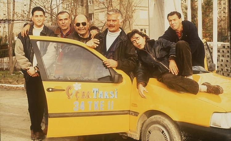 <p>Dizi, İstanbul'da çalışan bir taksi durağında çalışanların günlük hikayesini komik bir dille ekrana getiriyordu.</p>
