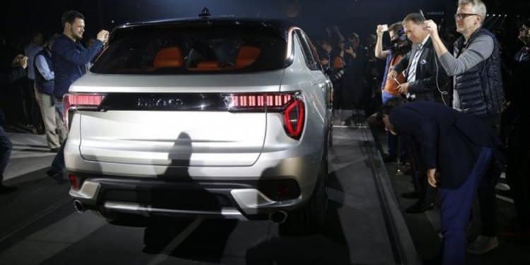 <p>Geely, yeni tasarım değişikliklerine ek olarak, personelinin virüse maruz kalmasını en aza indirmek için araba anahtarlarını müşterilerine temassız bir şekilde teslim edeceğini belirtti.</p>
<p>Çin'deki diğer bazı otomobil üreticileri de Covid-19’a karşı önlemlerin bulunduğu araçlar üzerinde çalışmaya başladı.</p>