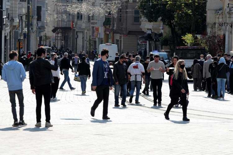 <p>İstanbul'un ünlü caddesinde süren corona virüs sessizliği son zamanlarda etkisini yitirdi.</p>
