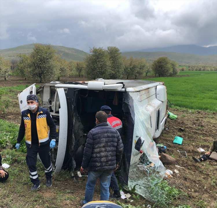 <p>Yaralılar, ambulanslarla Afyonkarahisar'daki çeşitli hastanelere kaldırıldı.</p>