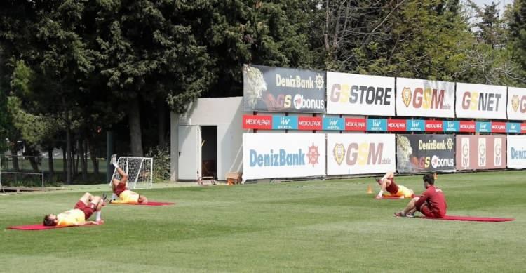 <p>Galatasaray'ın Florya Metin Oktay Tesisleri'nde gerçekleştirdiği antrenmanda sarı-kırmızılı takımın kalecileri de yer aldı.</p>
