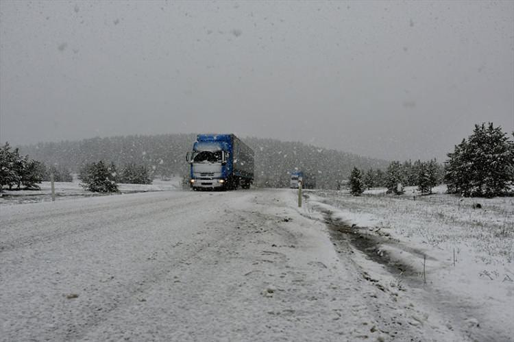 <p>İlçeye 10 kilometre uzaklıktaki 2 bin 368 rakımlı Handere Geçidi’nde sürücüler araçlarıyla güçlükle ilerleyebildi. </p>
<p> </p>