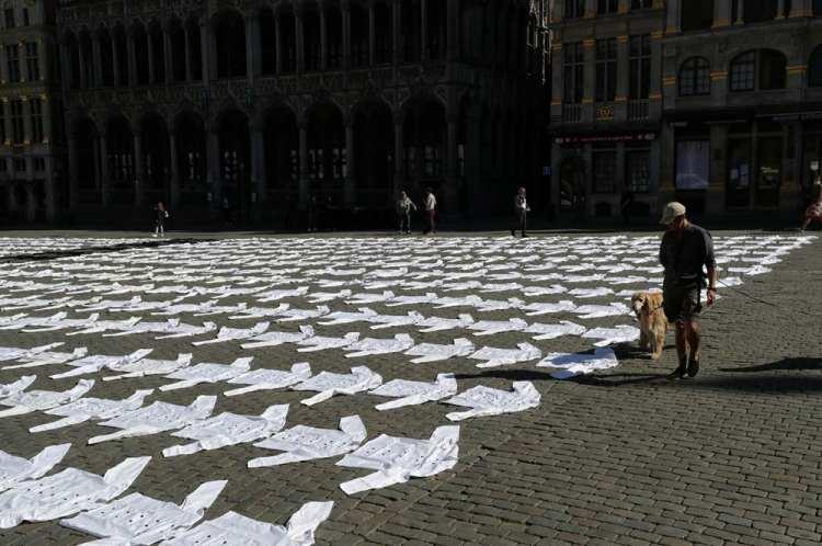 <p>Belediye binasının bulunduğu Grand Place Meydanı’nda düzenlenen gösteride, cafe ve restoran çalışanları sektörün faaliyetlerini sürdürebilmesi için hükümet liderlerinden yardım istediklerini belirtti.</p>

<p> </p>
