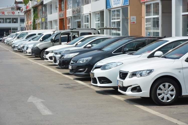 <p>Türkiye İstatistik Kurumu (TÜİK) verilerine göre satılan araçların 1 milyon 519 bin 158'i ocak ve şubat aylarında satılırken salgının etkisini göstermeye başladığı martta ise 624 bin 258 adet ikinci el araç satıldı.</p>

<p> </p>
