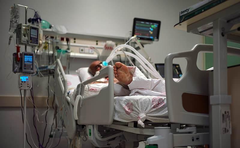 <p><strong>“Ventilasyon uygulamalarında diğer ülkelere oranla çok iyiyiz”</strong><br />
<br />
Sultangazi Haseki Eğitim ve Araştırma Hastanesi Yoğun Bakım Eğitim Sorumlusu Prof.Dr. Güniz Köksal pandeminin başından bari 2 bin 700 Kovid-19’lu hastanın takibini yaptıklarını ifade ederek “490 hastayı yoğun bakım birimi olarak takip ettik. </p>

<p> </p>
