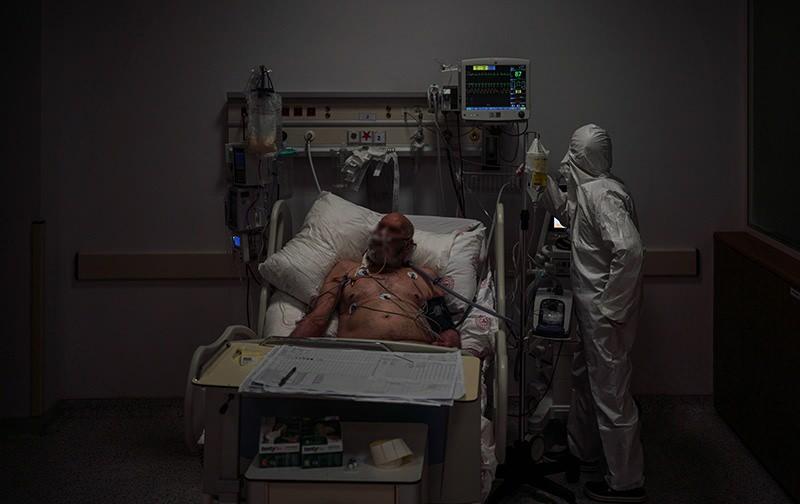 <p>Hastaların klinik bulguları göz önüne alınarak tedaviye başlanılıyor. Hastalığın seyrine göre bazı hastalar ilaçla evden izlenilerek tedavi ediliyor. Durumu ağır olan hastalar ise hastanede tedaviye başlanıyor.</p>