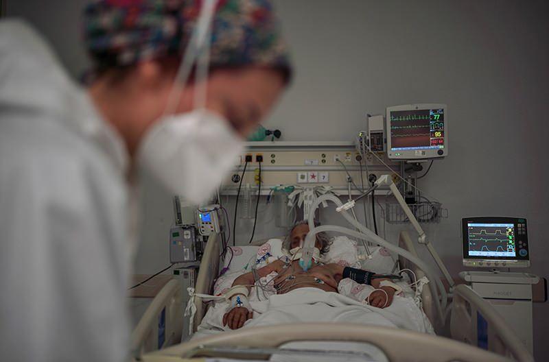 <p>Örneğin İngiltere’de ölüm oranı yüzde 70, ABD’de yüzde 80’lerde ve Çin’de yüzde 90 olarak bildirimler yapıldı. Ama şu an bizim hastanemizin mortalitesi İnvaziv Mekanik Ventilasyon uygulamalarında yüzde 52 ila 53 arasındadır" diye konuştu.</p>