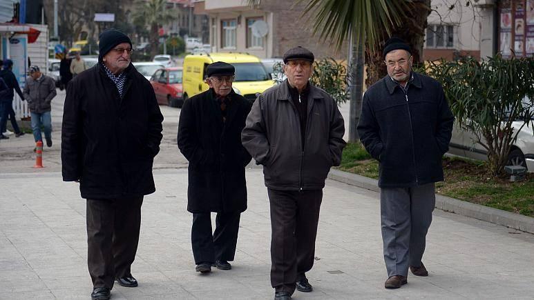 <p><strong>BİR KİŞİ REFAKAT EDEBİLECEK</strong></p>
<p>Dışarıya çıkacak 65 yaş üstü kişiler sosyal mesafeyi koruyacak, koronavirüs tedbirleri kapsamında belirlenen kurallara uyacak. Bulundukları mahalle, semtten ayrılmayacak. Araç kullanamayacak veya toplu ulaşım araçlarıyla başka yerlere gidemeyecek. Yürüme veya kronik herhangi bir rahatsızlığı bulunan, refakatçi bulundurması gereken kişilere yardım için yanlarında ailesinden bir kişi bulunabilecek. Yalnız yaşayan, dışarı çıkma veya yürümekte zorluk çeken kişilere ise talep etmeleri durumunda Vefa Sosyal Destek Grubu’ndan destek sağlanacak.</p>